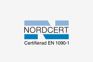 Die Balkongeländer & Balkonverglasungen wurden 2013 nach EN 1090-1 von Nordcert CE-zertifiziert. Sie sind eine unabhängige Organisation für CE-Zertifizierungen mit Fokus auf Hersteller von Stahl-und Aluminiumverbundkonstruktionen. Durch die Zertifizierungen von Nordcert dürfen wir all unsere Produkte mit ihrer offiziell zugewiesenen Nummer CE/1505 und der Verwendung des CE-Logos kennzeichnen.